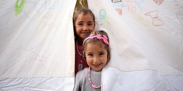 İslahiye'deki çadır kentte çocuklar oyun oynayarak vakit geçiriyor