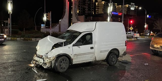 Elazığ'da otomobil ile hafif ticari aracın çarpıştığı kazada 5 kişi yaralandı