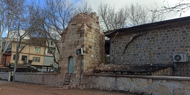 730 yıllık caminin minaresi artçı sarsıntılarda yıkıldı