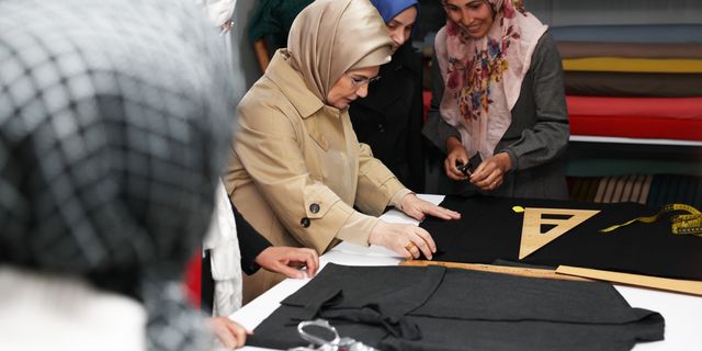 Emine Erdoğan, Hatay'da depremzedelerle buluştu