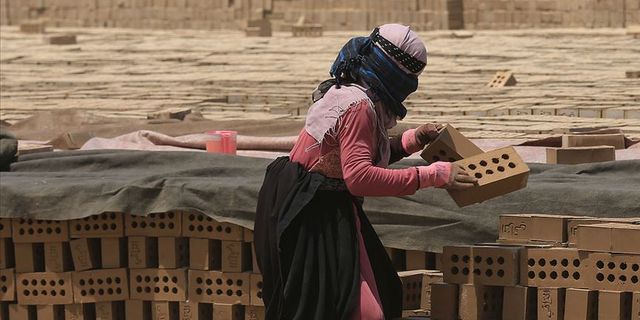Kadın kerpiç işçilerinin Irak'ın zorlu koşullarındaki yaşam mücadelesi