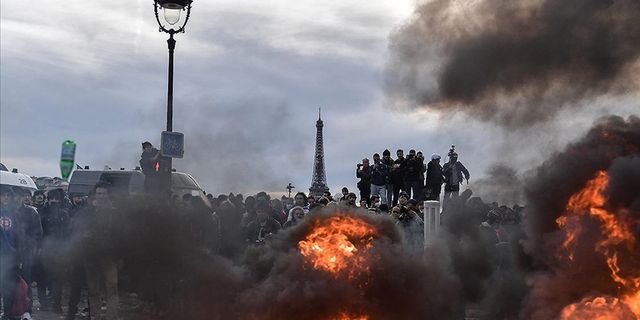 Fransa'da protestolar sürüyor, sokaklar karıştı