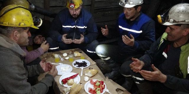 Zonguldaklı madenciler yerin metrelerce altında sahur yaptı