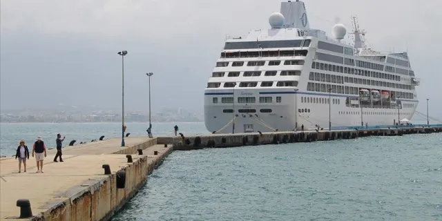 "Sirena" kruvaziyeri Alanya Limanı'na demirledi