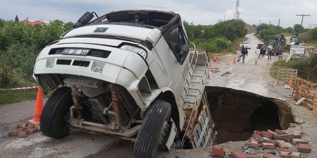 Denizli'de aşırı yağıştan çöken yol kamyonu içine çekti