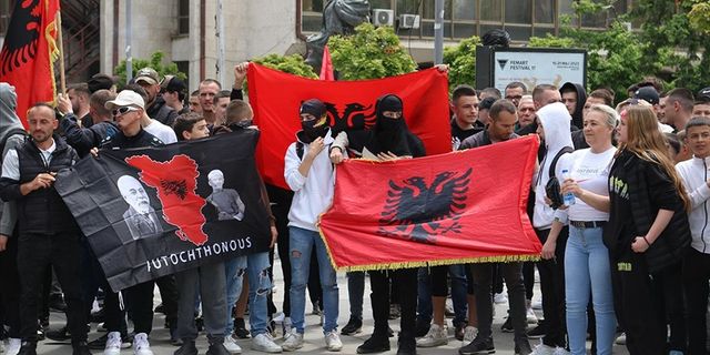Kosova'nın kuzeyindeki Mitrovica'da Arnavutlar gösteri düzenledi