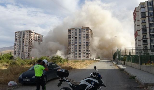 Malatya'da hasarlı binalar patlayıcılarla yıkılıyor