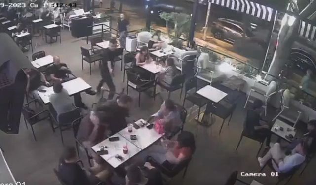Kafede arkadaşıyla oturan gence silahlı saldırı anı