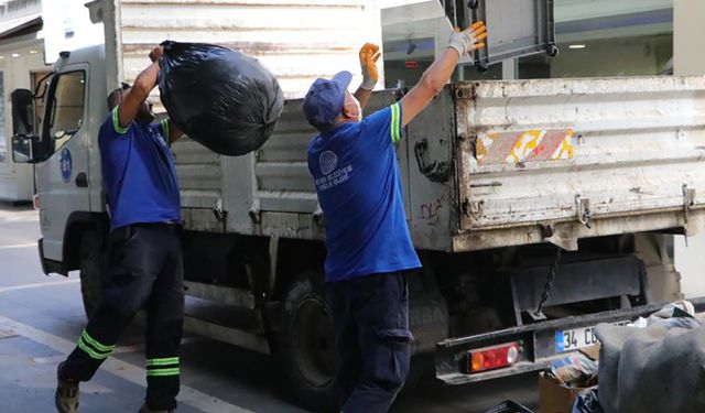 Adana'da 78 yaşındaki kadının evinden 2 kamyon çöp çıktı