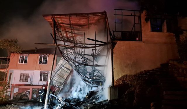 Yangın dehşeti: Elektrikli motosiklet ve tüp patladı, ev alevler içinde kaldı; o anlar kamerada