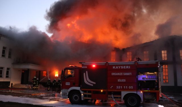 Mobilya fabrikasında büyük yangın! Ekipler alevleri söndürmek için ayakta