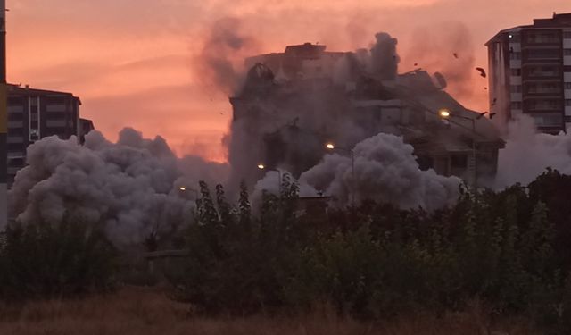 Malatya’da 13 katlı bina patlatılarak yıkıldı
