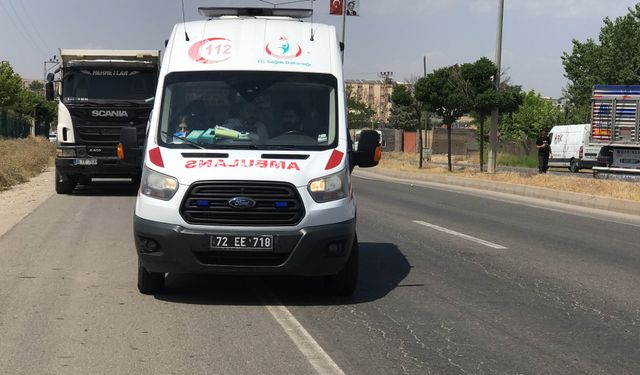 Trafik kazası: patates yüklü kamyonet devrildi