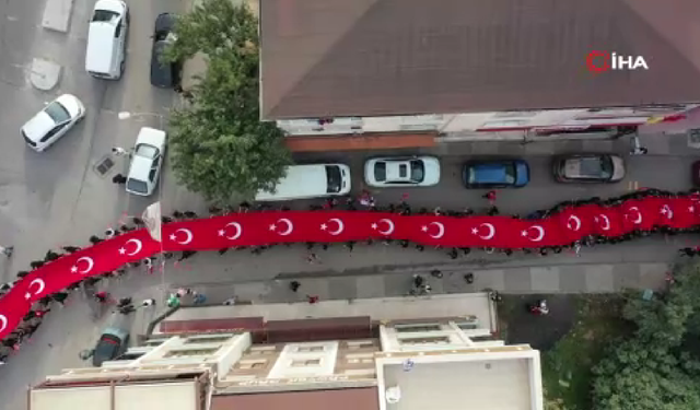 350 Metrelik dev Türk bayrağı İstanbul sokaklarında el üstünde taşındı