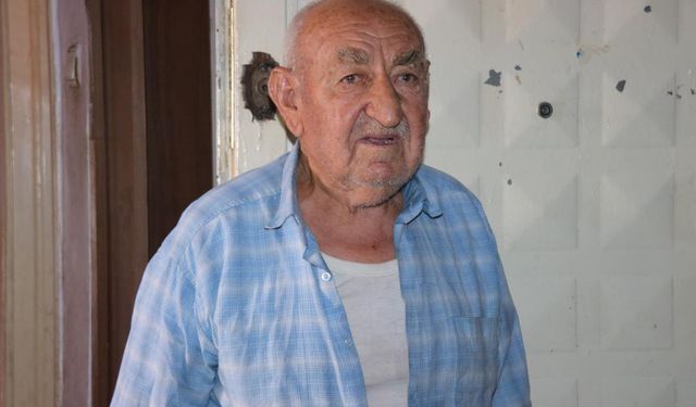 95 yaşındaki Fuat dede terk edilen 8 katlı binada bir başına yaşıyor