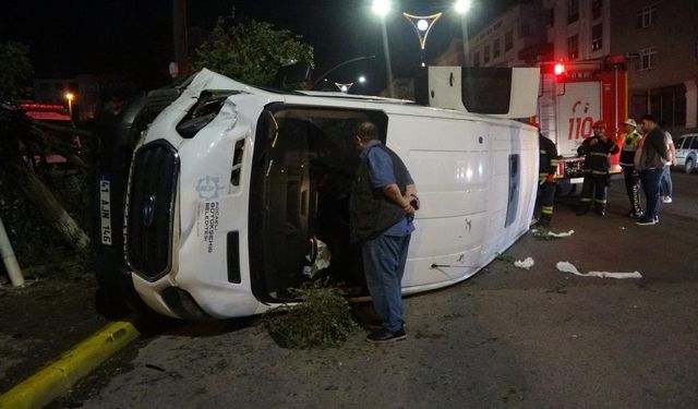 Minibüs ağaca çarpıp devrildi: 1'i ağır 3 yaralı