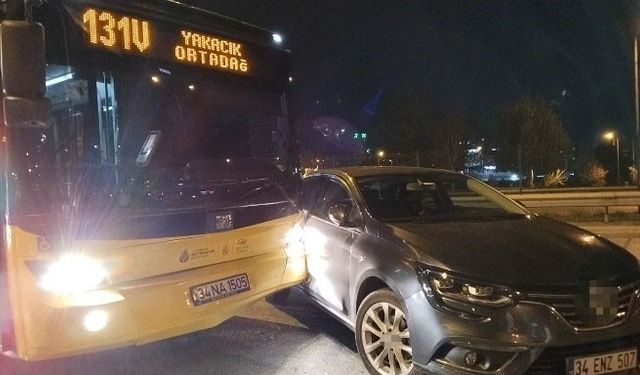 Kartal’da  hatalı şerit değiştiren araç İETT otobüsüne çarptı