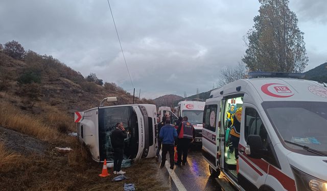 Amasya’da yolcu otobüsü devrildi: 27 yaralı