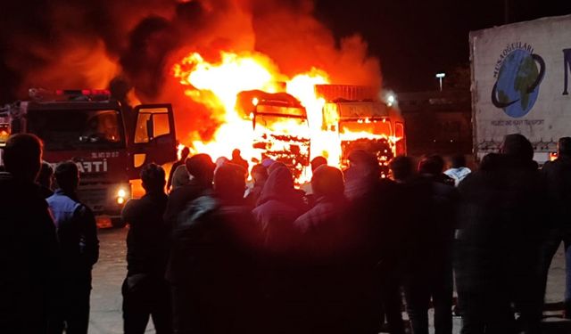 Ağrı’da iki tırdaki ısıtıcılar peş peşe patladı, araçlar alev alev yandı