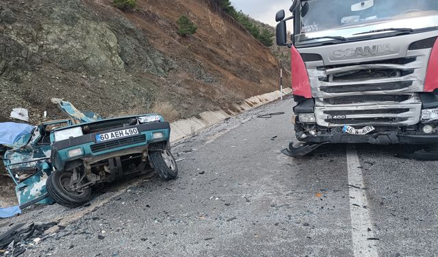 Tır ile otomobil kafa kafaya çarpıştı: 2 ölü
