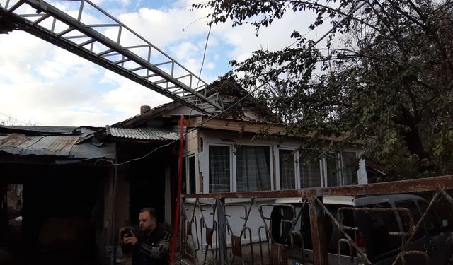 Ahşap evde elektrik faciası: 2 kişi dumandan zehirlendi