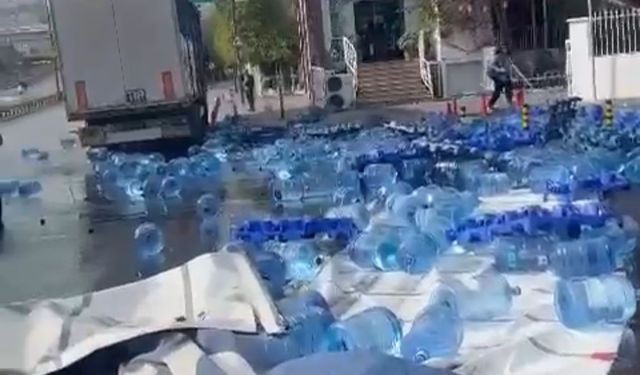 TIR'ın dorsesi açıldı; su dolu damacanalar yola saçıldı