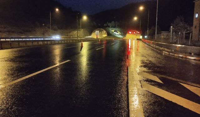 Sürücüler dikkat etkili olan sağanak yağış heyelana yol açtı İstanbul yönü ulaşıma kapatıldı
