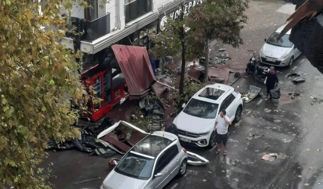 İstanbul'da fırtına faciası: Bir evin çatısı uçtu, yolda yürüyen adamın kafasına isabet etti!