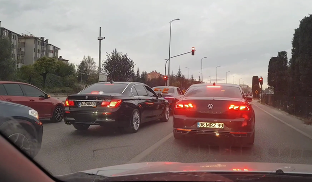 Çakarlı araçlarla makas attılar! Düğün konvoyu trafiği felç etti