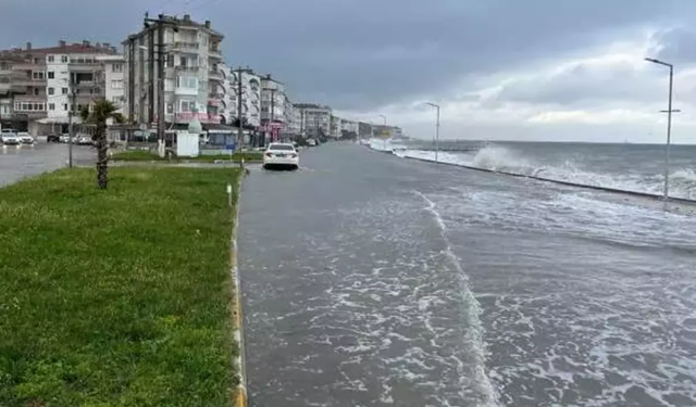 Yalova'da kara ile deniz birleşti! Feribot seferleri iptal edildi