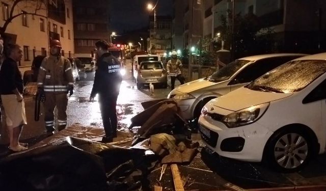 Pendik'te fırtına çatıları otomobillerin üzerine uçurdu