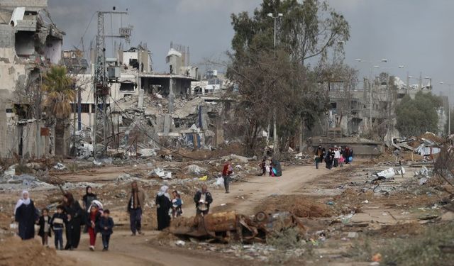 Gazze Şeridi’nde İsrail saldırılarından kaçan Filistinliler güneye doğru ilerliyor