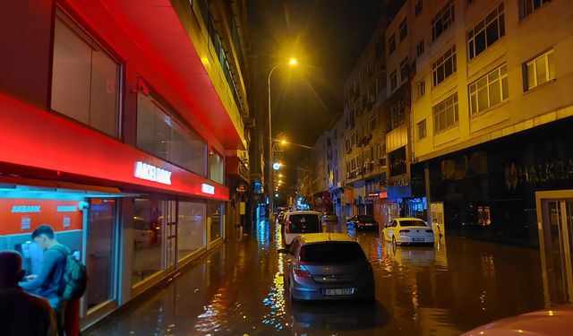 İskenderun’da şiddetli yağış sonrası cadde ve sokaklarda su taşkınları yaşandı