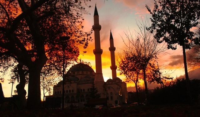 Kehf Külliye Camii'nin gün batımı manzarası görenleri büyüledi