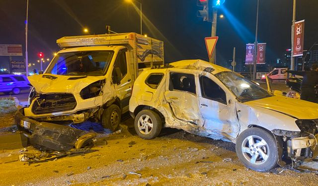 Diyarbakır’da kırmızı ışık ihlali yapan kamyonet 3 araca çarptı: 4 yaralı