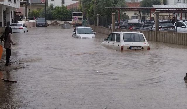 Mersin'de şiddetli yağışlar yolları göle çevirdi