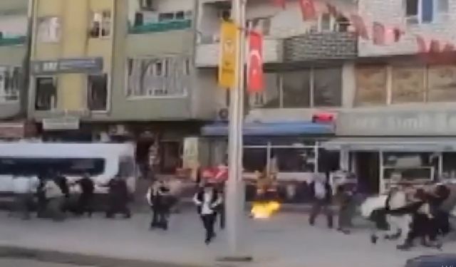 Şırnak'ta alev alan tüpü balkondan kalabalığın arasına fırlattı