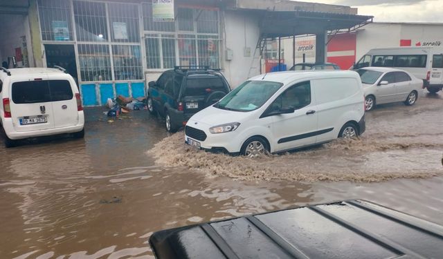 Osmaniye’de sağanak yağış sanayi sitesini sular altında bıraktı