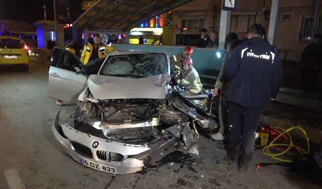 Kontrolden çıkan otomobil Bursaray bariyerine çarptı: 1 Yaralı