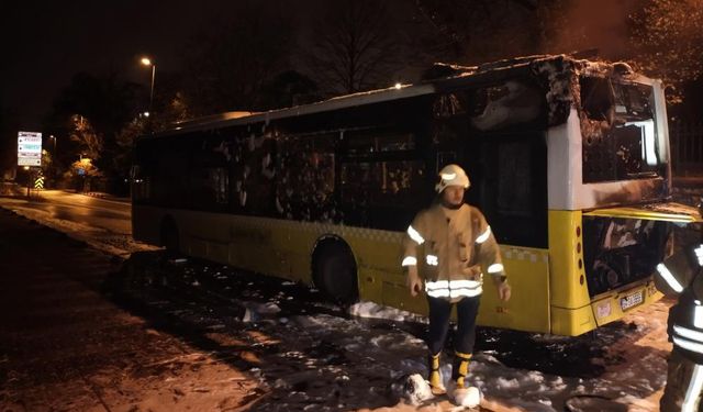 Üsküdar'da hareket halindeki İETT otobüsü alev alev yandı