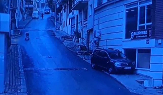 İzmir'de bebek arabası yokuş aşağı böyle savruldu-İzle