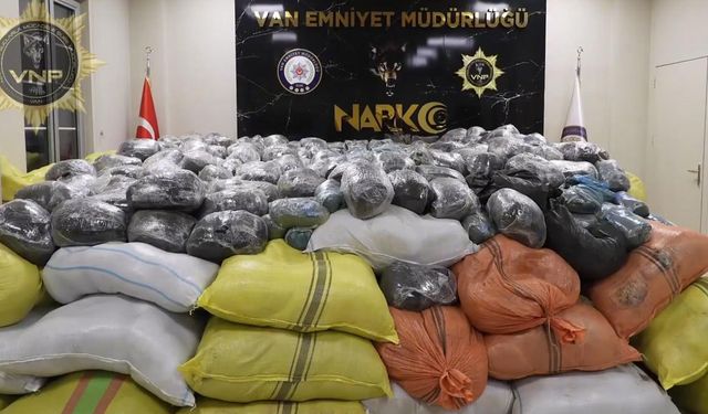 Van'da uyuşturucu tacirlerine ağır darbe! 4 ton 600 kg esrar yakalandı