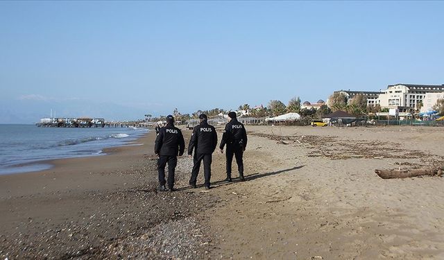 Antalya'da polis ekipleri cansız bedenlerin vurduğu sahillerde devriye geziyor