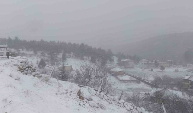 Toroslara kar yağdı: Adana’nın kuzey ilçeleri beyaza büründü.