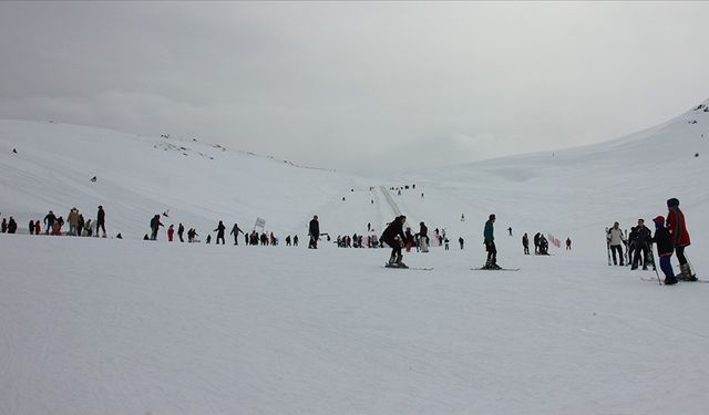 Kayak merkezlerinde en fazla kar kalınlığı 192 santimetreyle Hakkari'de ölçüldü