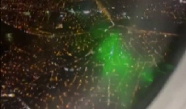 İstanbul-İzmir seferi yapan yolcu uçağına lazer tutulma anı-İzle
