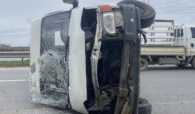 Sakarya’da minibüs devrildi: 4 yaralı