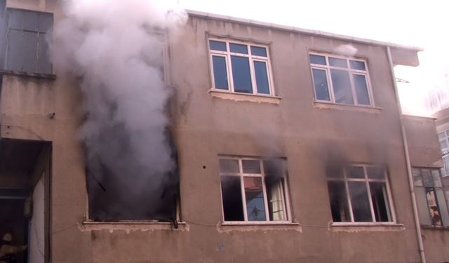 Küçükçekmece’de korkutan yangın: 1 kişi dumandan etkilendi