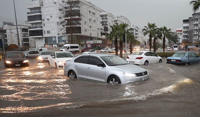 Antalya'da şiddetli yağışlar caddeleri sular altında bıraktı-İzle