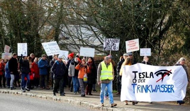 Almanya'da Tesla fabrikasının genişleme planı protesto edildi
